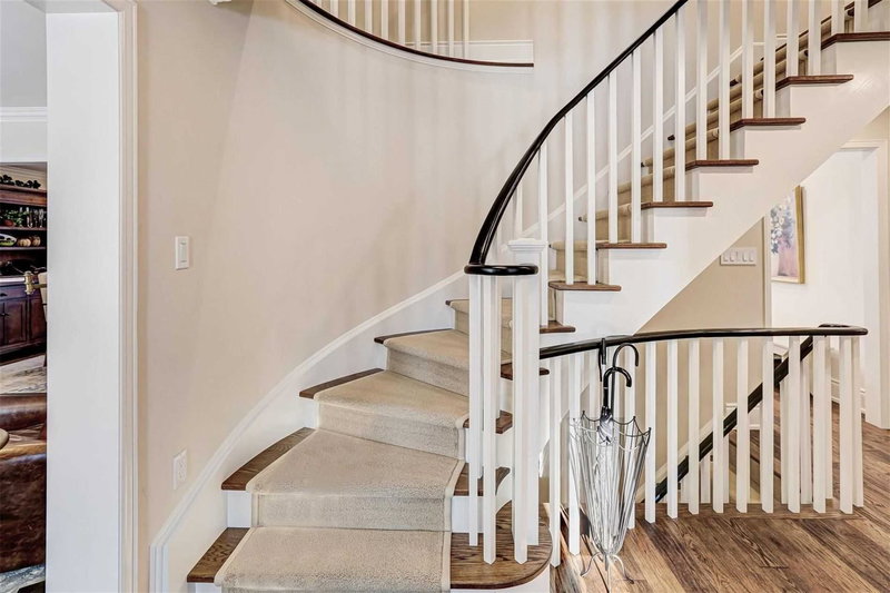 1841 Sherwood Forrest Circ, Mississauga, L5K 2G6 | Image 3