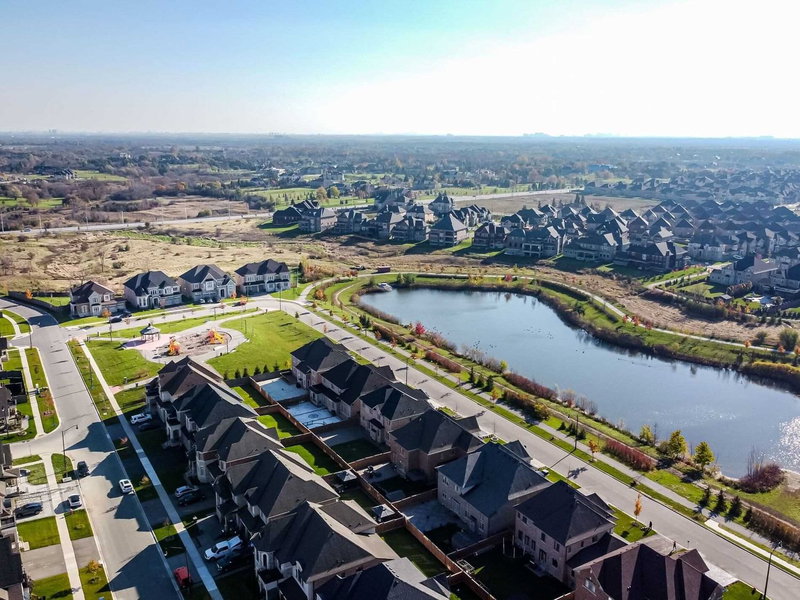 44 Herringbone Cres, Brampton, L6P 4B8 | Image 2