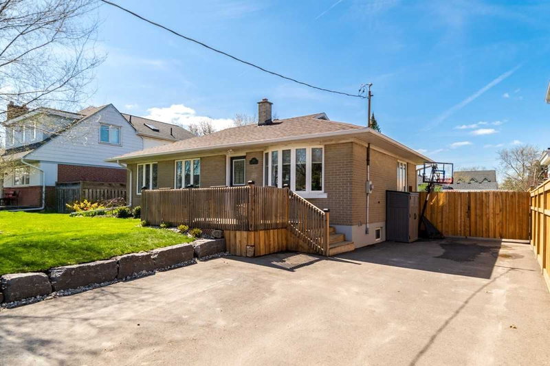 206 Elmwood Cres, Milton, L9T 1C4 | Image 2