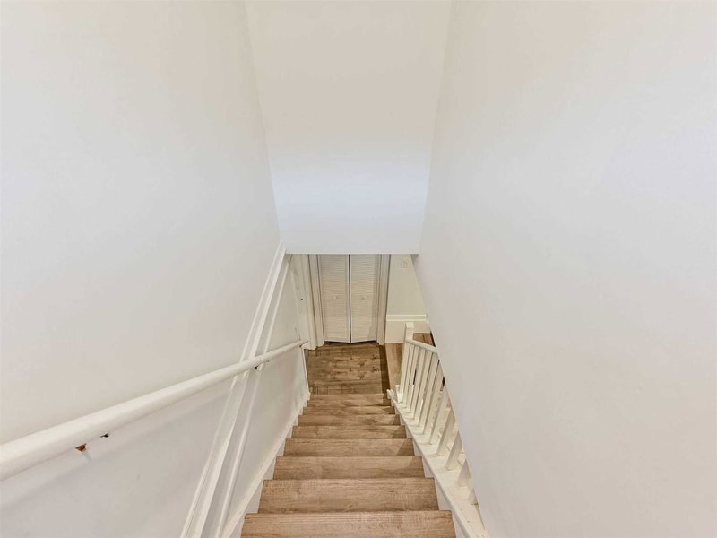 1195 Chada Ave, Mississauga, L5C1P8 | Image 2