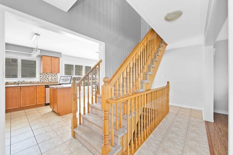 67 Decker Hollow Circ, Brampton, L6X0L5 | Image 3