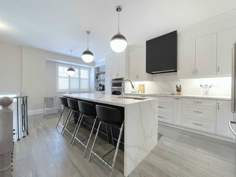 1321 Granrock Cres, Mississauga, L5V0E1 | Image 2