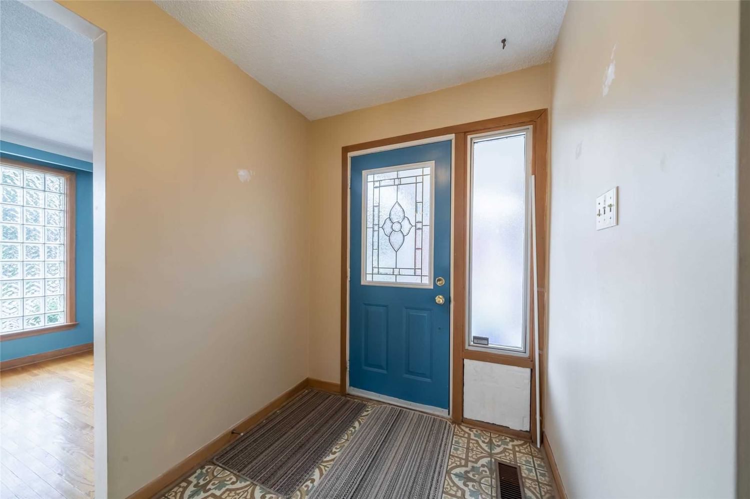 Listing Image 4