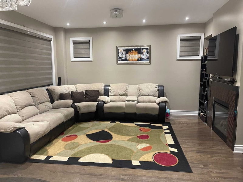 4 Louisburg Cres, Brampton, L6X3A7 | Image 2