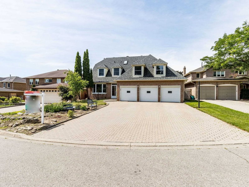 6 Chalmers Crt, Brampton, L6Z3H1 | Image 2