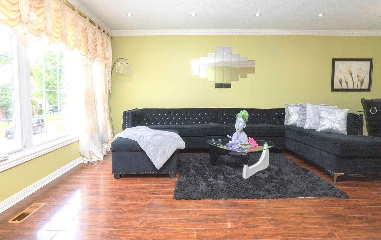Listing Image 4