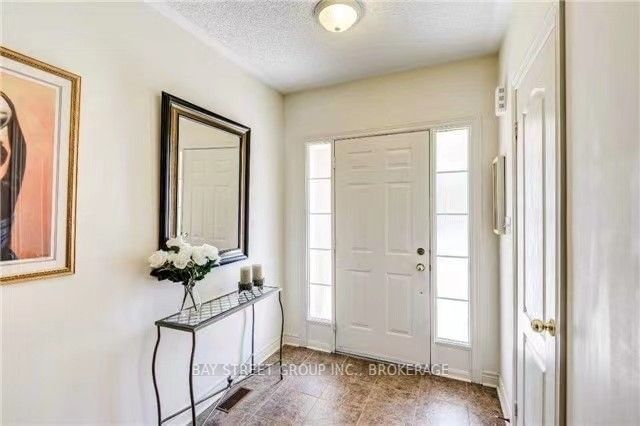 67 - 6035 Bidwell Tr, Mississauga, L5V 3C9 | Image 2