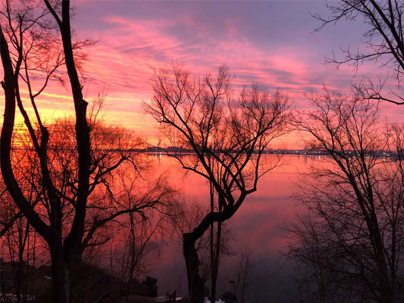 868 Danforth Pl, Burlington, L7T1S2 | Image 2