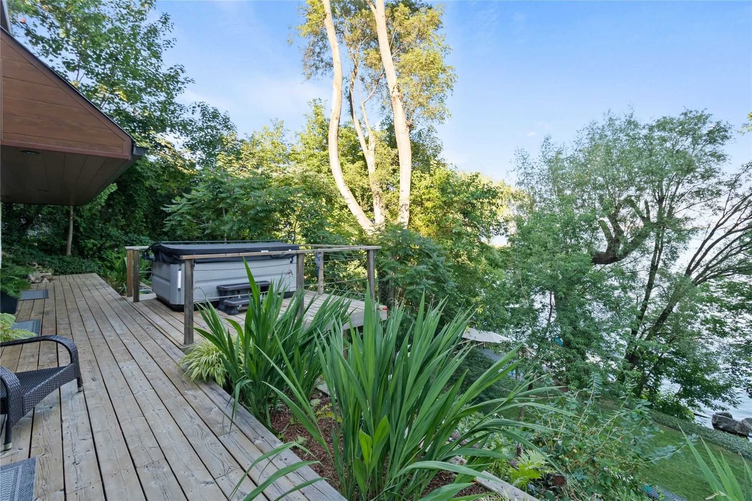 Detached House sold at 868 Danforth Place, Burlington, Ontario, L7T1S2 - Bayview - MLS: W5693553