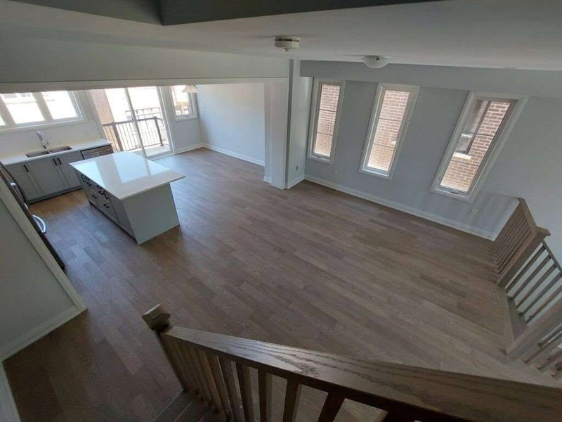 1492 Yellow Rose Circ, Oakville, L6M 4G3 | Image 2