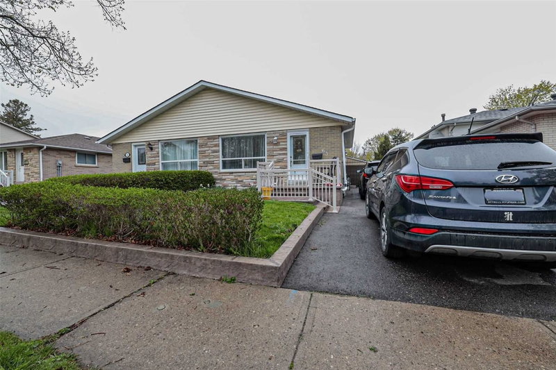 63 Newstead Cres, Brampton, L6V2A8 | Image 2