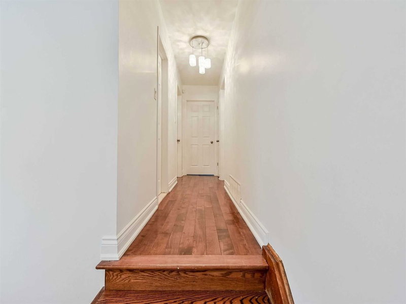 1195 Chada Ave, Mississauga, L5C1P9 | Image 2