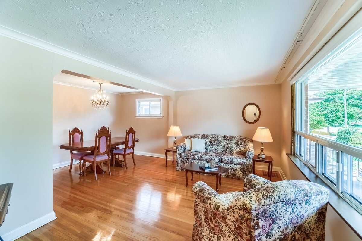 Listing Image 4