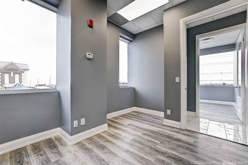 301 - 218 Export Blvd, Mississauga, L5S1Y9 | Image 3