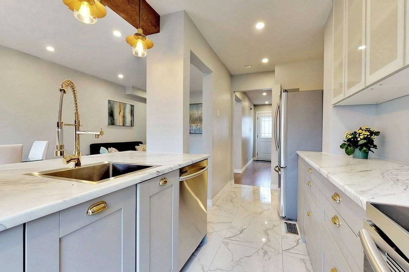 4094 Teakwood Dr, Mississauga, L5C3L6 | Image 3