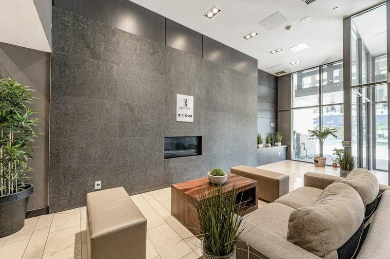 809 - 1940 Ironstone Dr, Burlington, L7L0E4 | Image 2