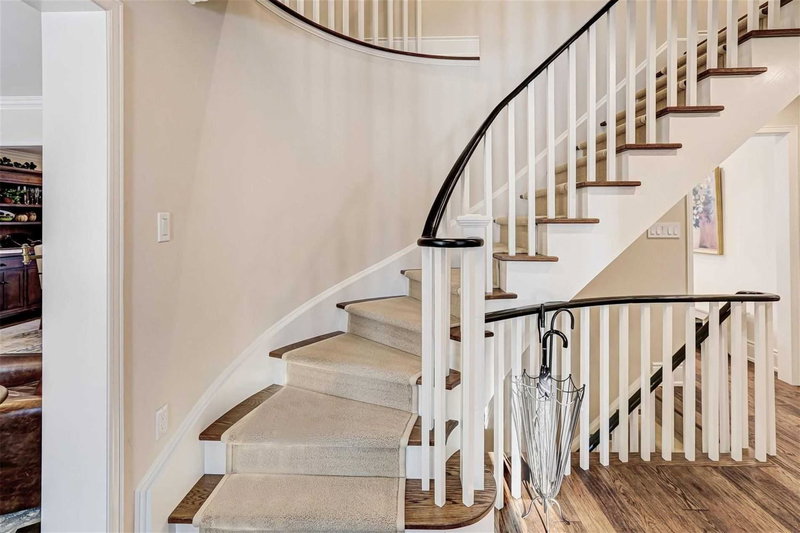 1841 Sherwood Forrest Circ, Mississauga, L5K 2G6 | Image 3