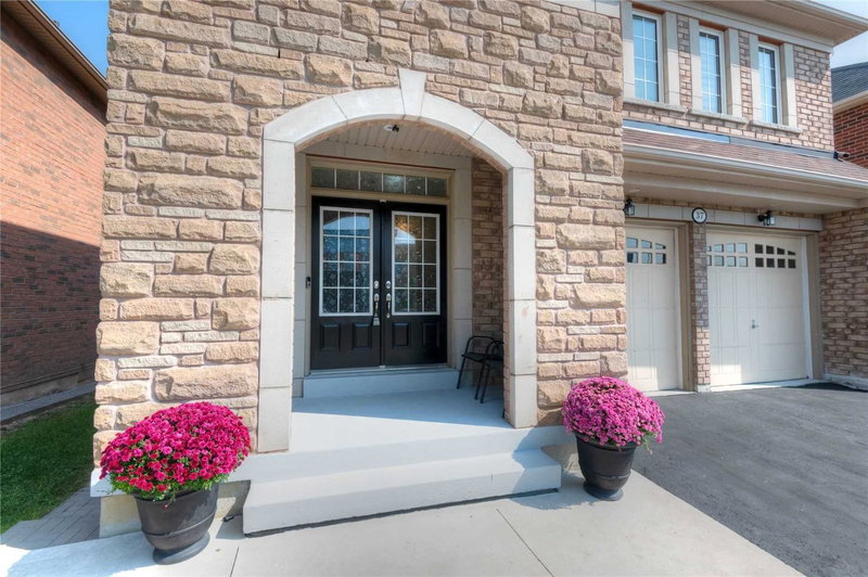 37 Ross Dr, Brampton, L6R3S7 | Image 2