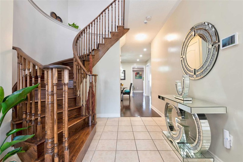 37 Ross Dr, Brampton, L6R3S7 | Image 3