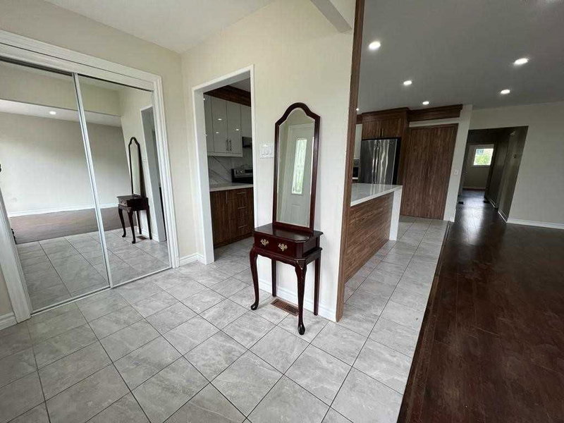 15 Gainsborough Rd, Brampton, L6S1X2 | Image 2