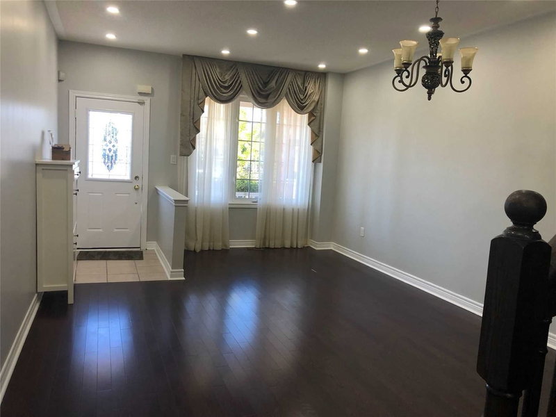 33 Tomabrook Cres, Brampton, L6R0V2 | Image 2