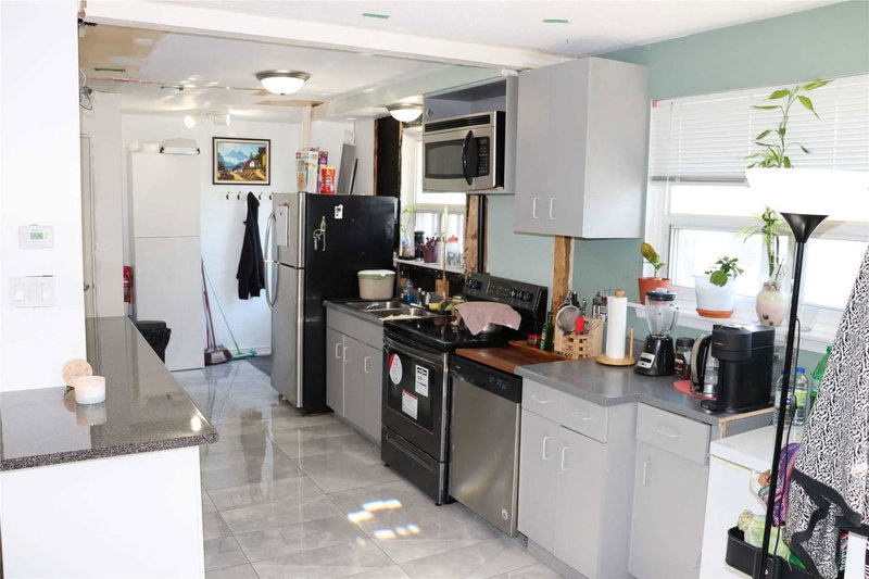 63 Newstead Cres, Brampton, L6V2A8 | Image 2