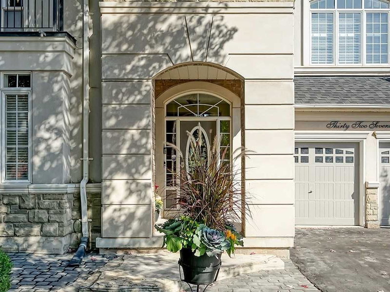 3279 Raspberry Bush Tr, Oakville, L6L 6V6 | Image 2