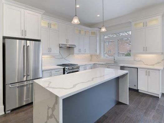 727 Ebony Ave, Mississauga, L5E 1A1 | Image 2