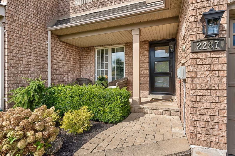 2287 Kingfisher Crt, Oakville, L6M3Z3 | Image 3