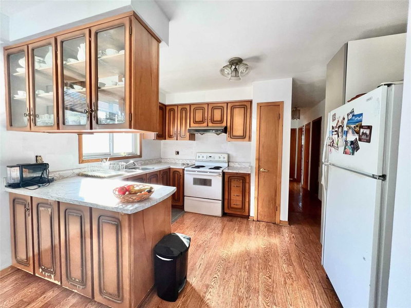 34 Petiole Rd, Toronto, M3N2B4 | Image 2