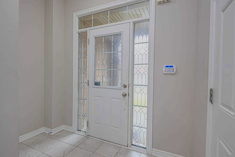 30 Davenfield Circ, Brampton, L6P 4M2 | Image 2