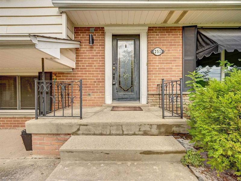 251 Third Line, Oakville, L6L4A2 | Image 2