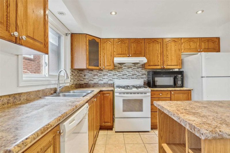 90 Hinchley Wood Grve, Brampton, L6V3M3 | Image 2