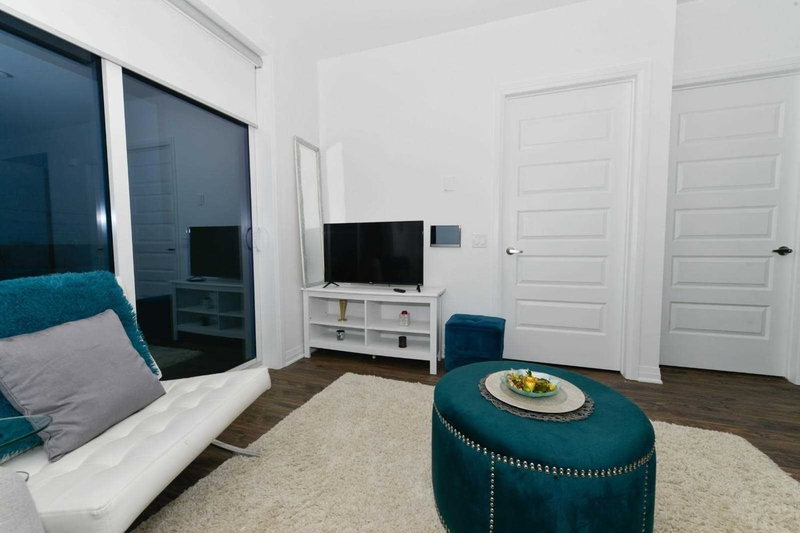 206 - 95 Dundas St W, Oakville, L6M 5N4 | Image 2