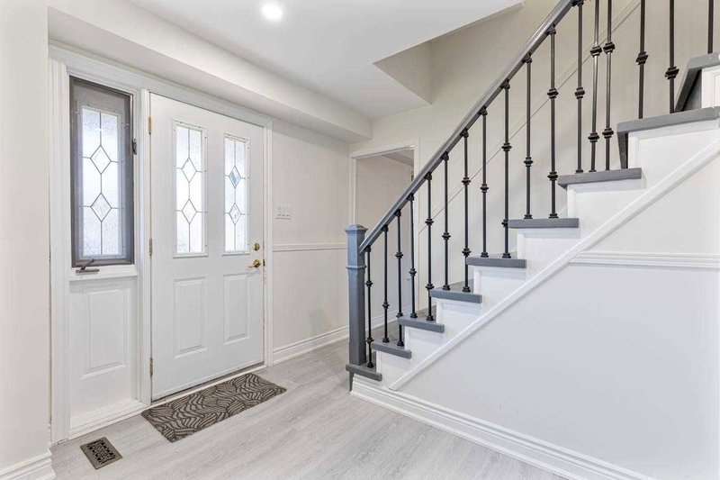 2212 Urwin Cres, Oakville, L6L 2T2 | Image 2