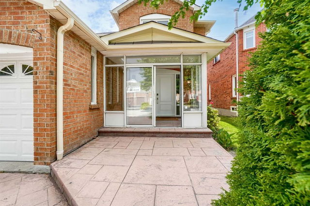 292 Laurentian Avenue