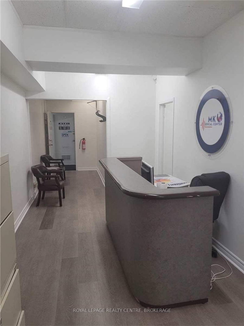 206 - 106 Lakeshore Rd E, Mississauga, L5G 1E3 | Image 2