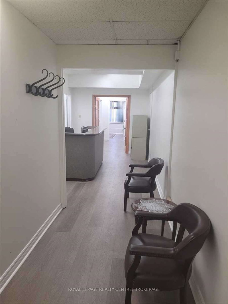 206 - 106 Lakeshore Rd E, Mississauga, L5G 1E3 | Image 3