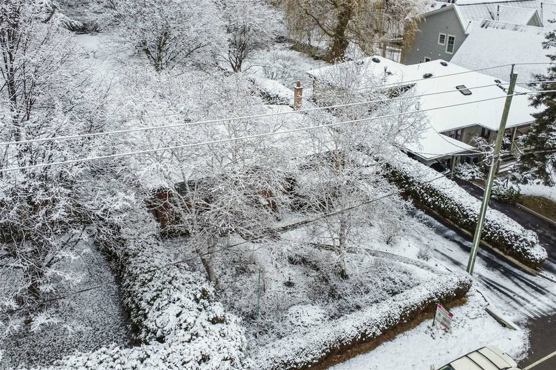 411 Maplehurst Ave, Oakville, L6L 4Y3 | Image 2