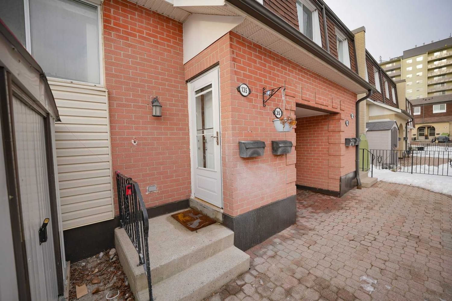 Townhouse sold at 135-2170 Bromsgrove Road, Mississauga, Clarkson, L5J 4J2 - MLS: W5897083