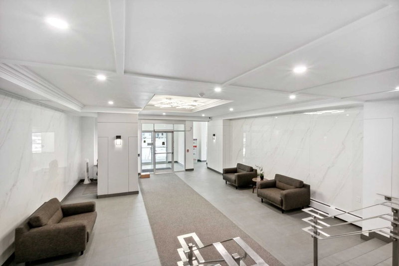 1005 - 975 Warwick Crt, Burlington, L7T 3Z7 | Image 2