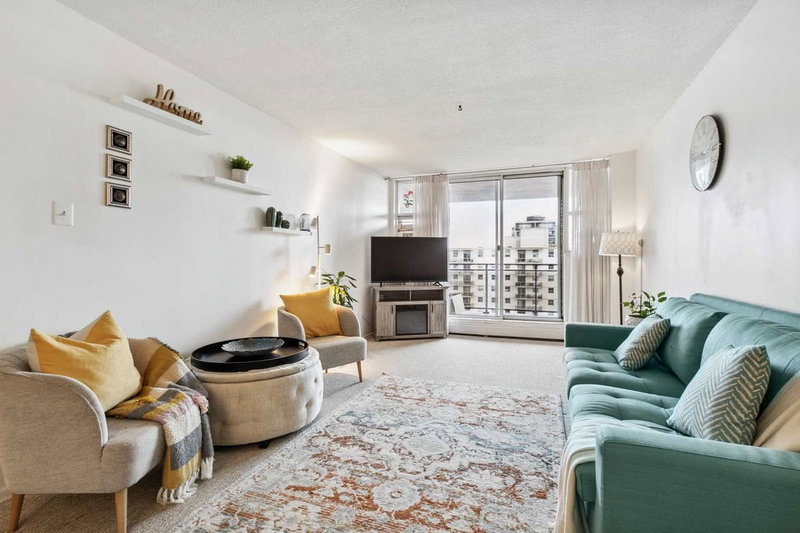 1005 - 975 Warwick Crt, Burlington, L7T 3Z7 | Image 3