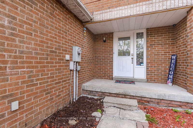 10 Mullis Cres, Brampton, L6Y 4T3 | Image 2
