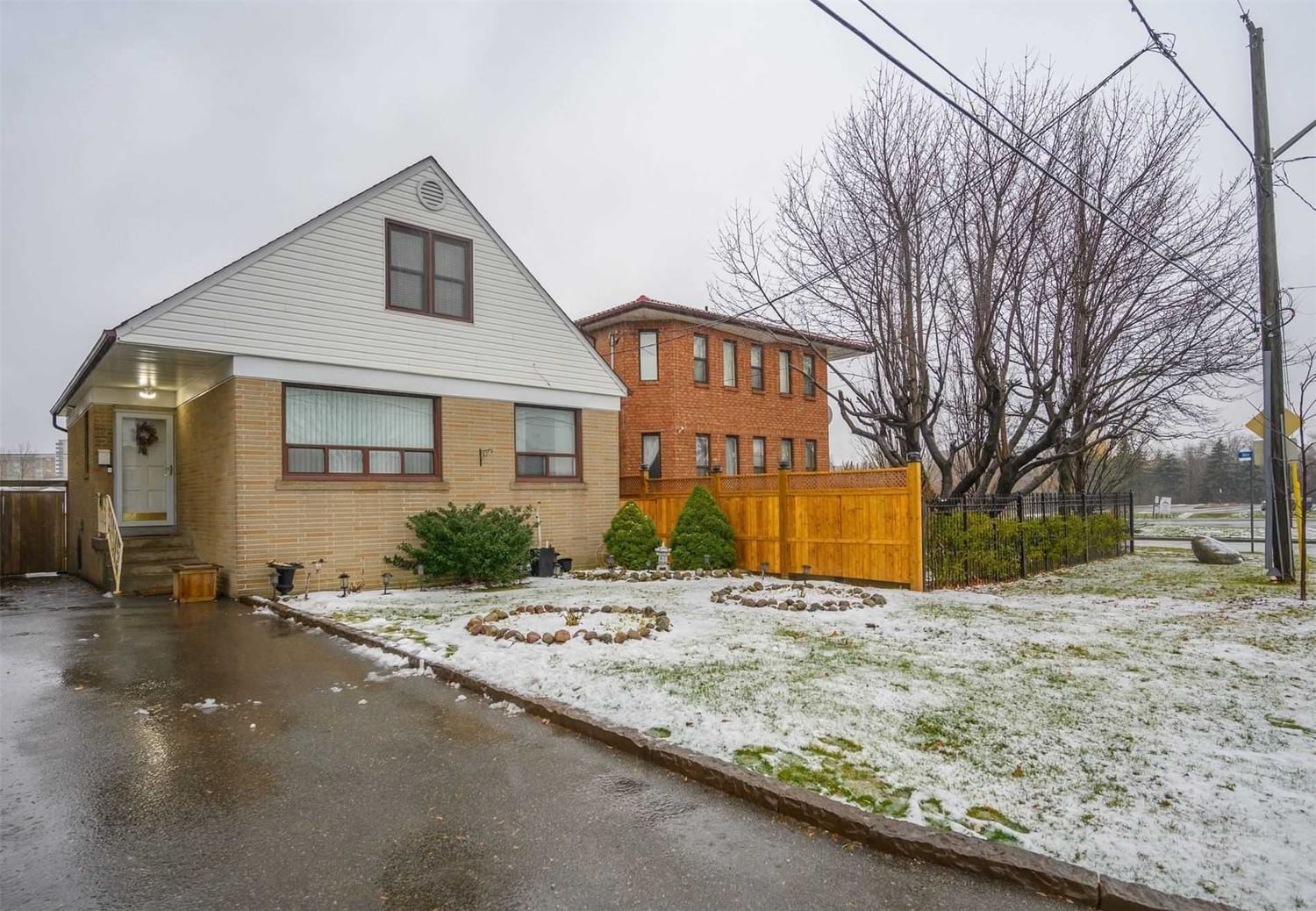 Detached House sold at 1 Raven Road, Toronto, Rustic, M6L 2A5 - MLS: W5927921