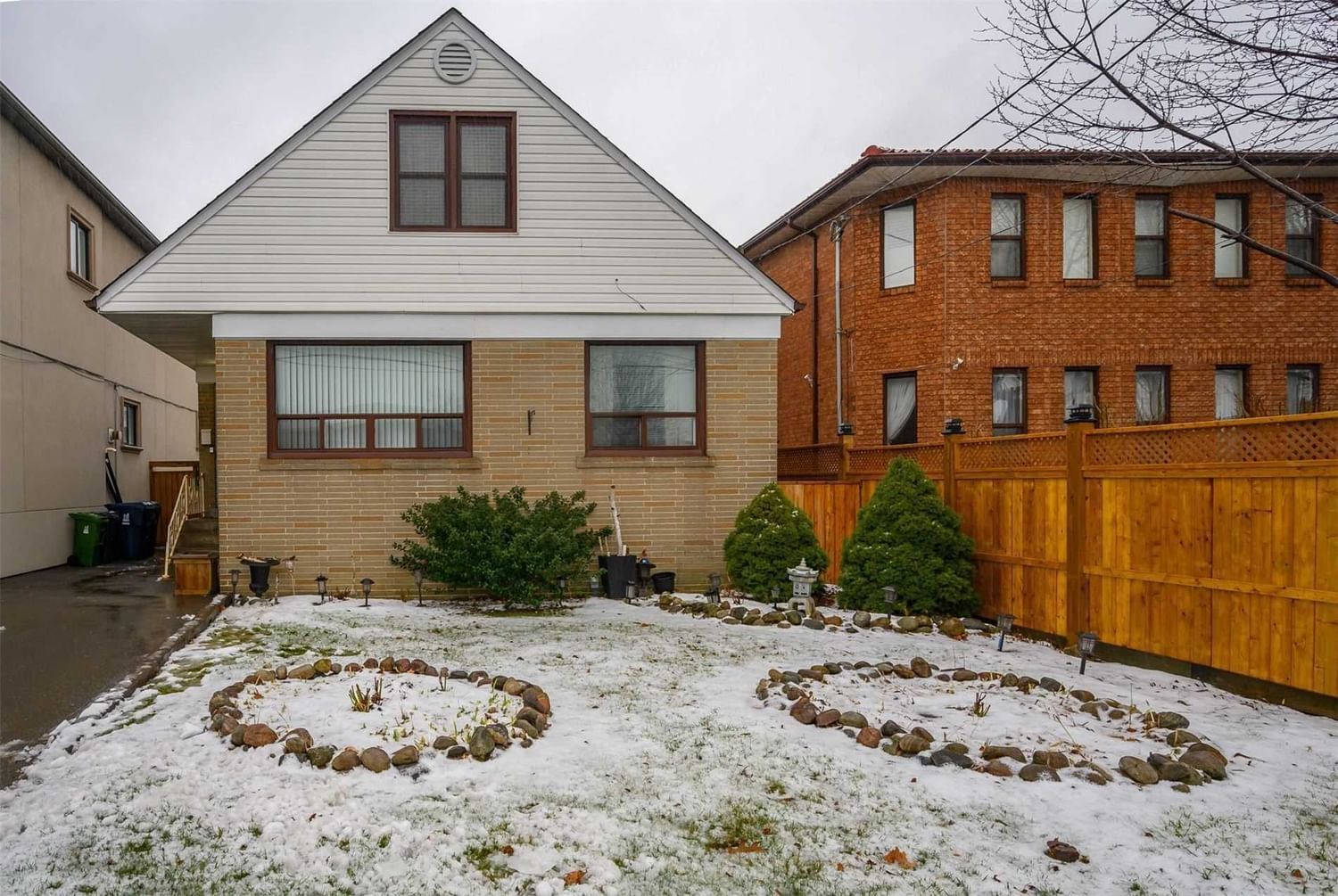 Detached House sold at 1 Raven Road, Toronto, Rustic, M6L 2A5 - MLS: W5927921