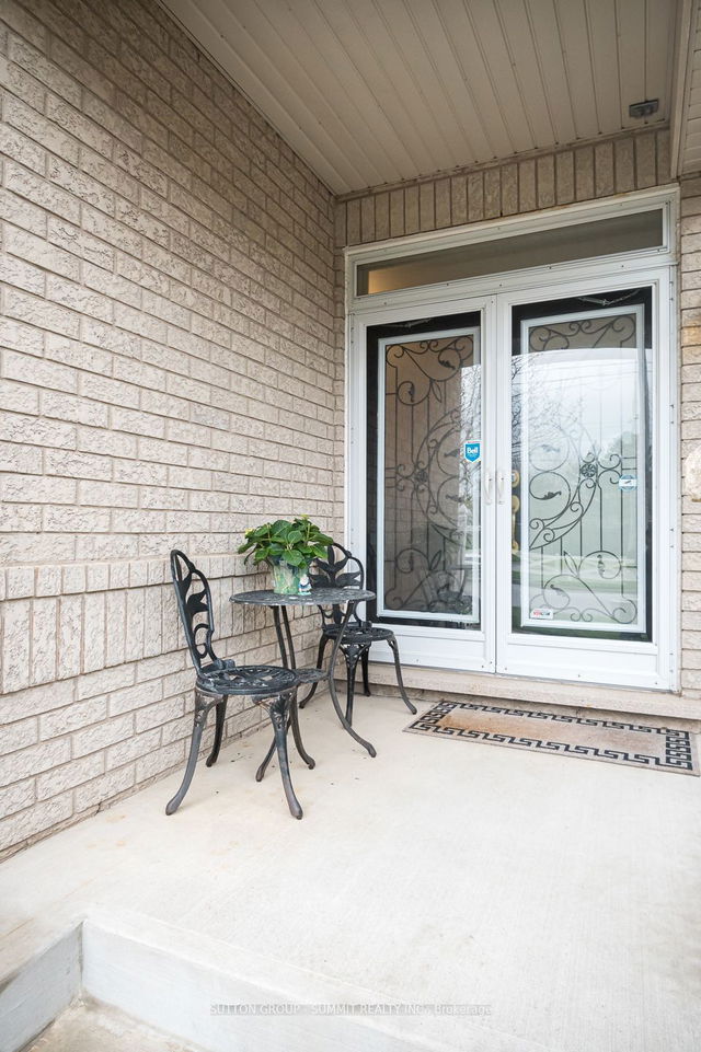 625 Laughren Crescent