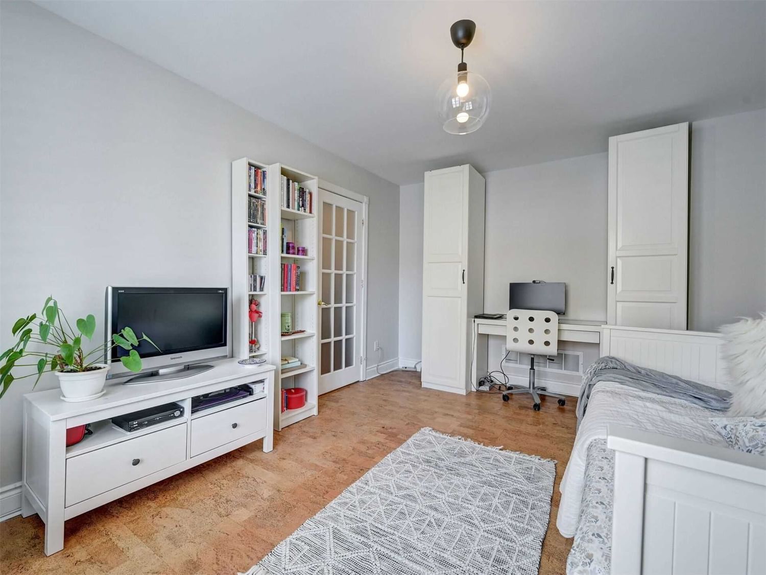 Listing Image 5