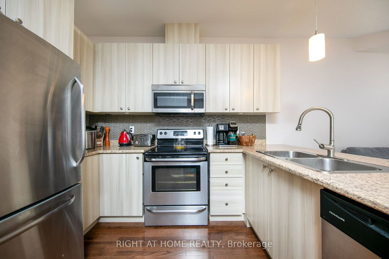 15 Munch Pl, Milton, L9T 8K6 | Image 3