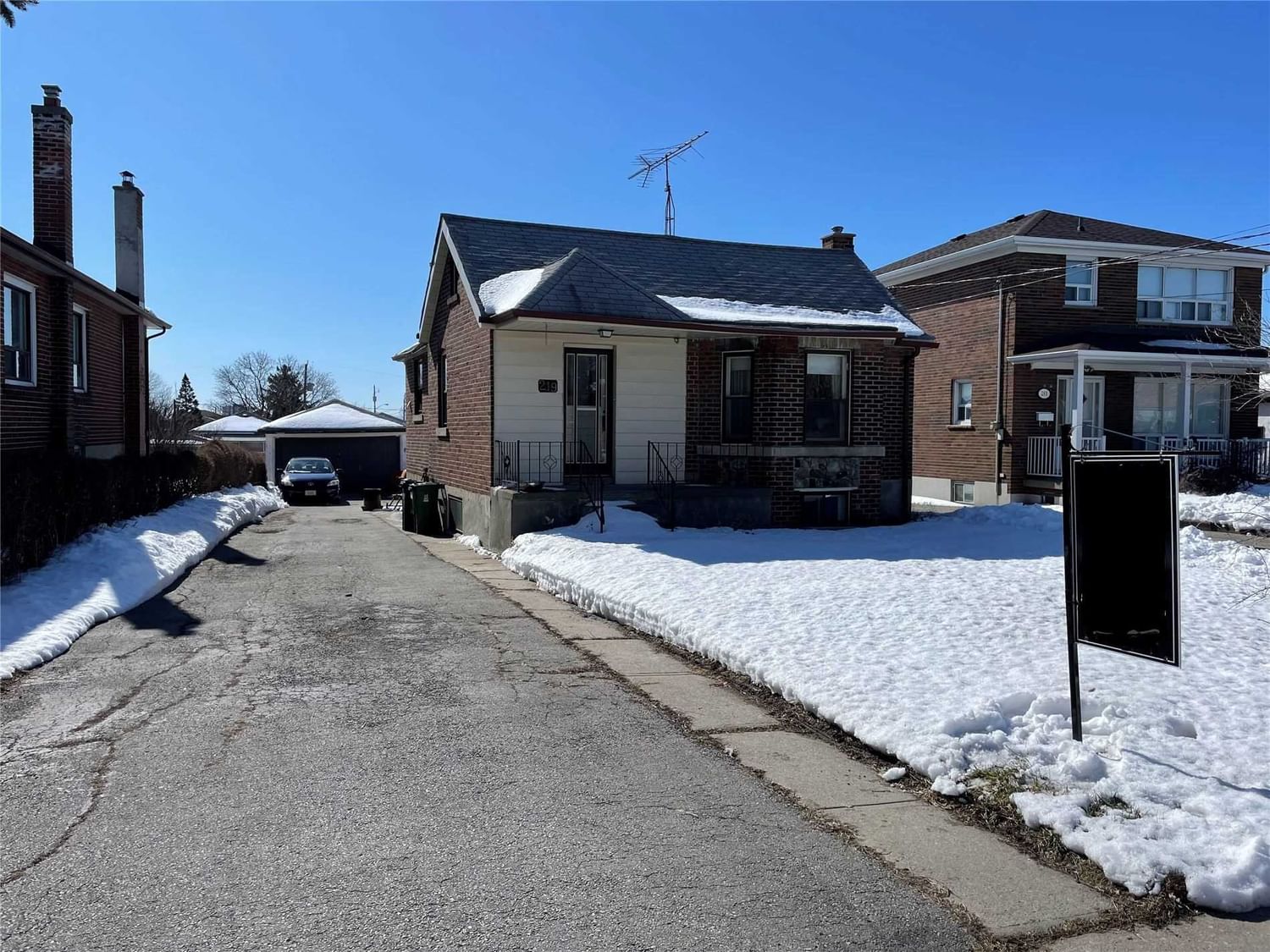 Detached House sold at 219 Rustic Road, Toronto, Rustic, M6L1W3 - MLS: W5952969