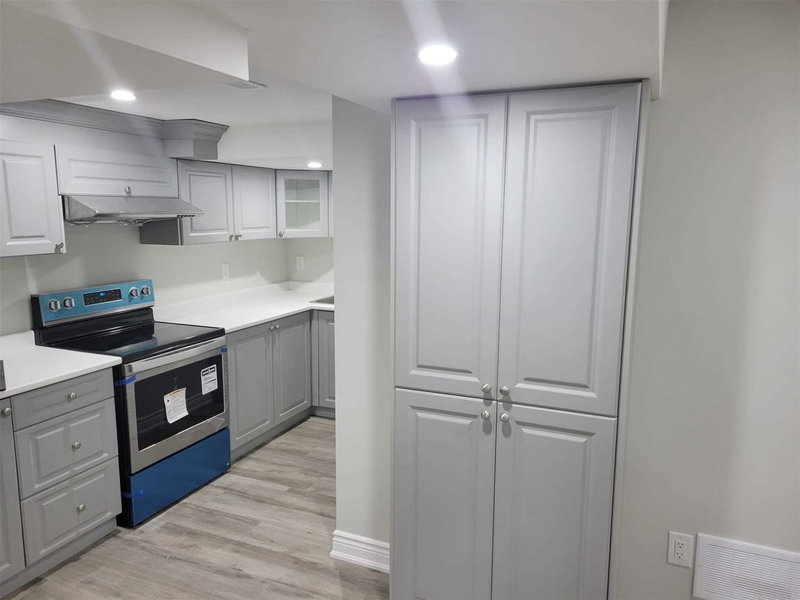 9 Goderich Dr N, Brampton, L7A 5A7 | Image 2